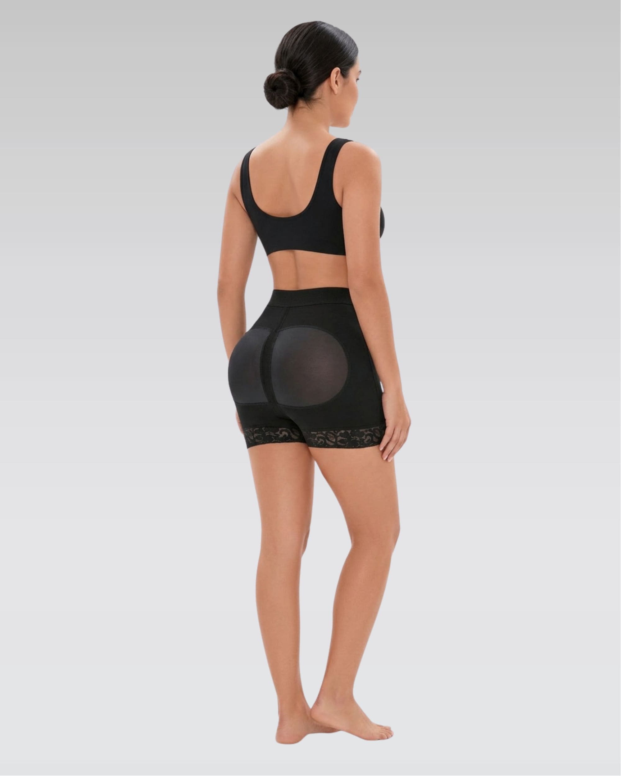 Short sculptant en dentelle